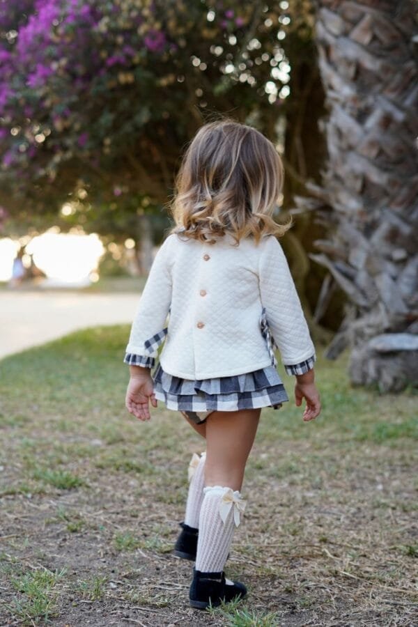 conjunto de bebe niña con estampado de cuadros grises