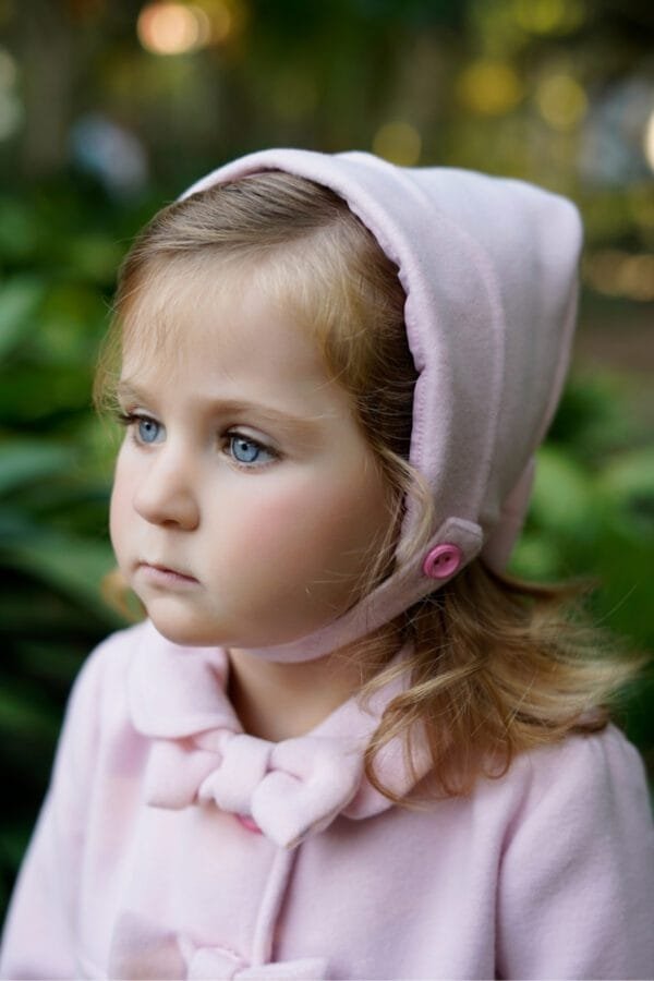 modelo infantil con abrigo