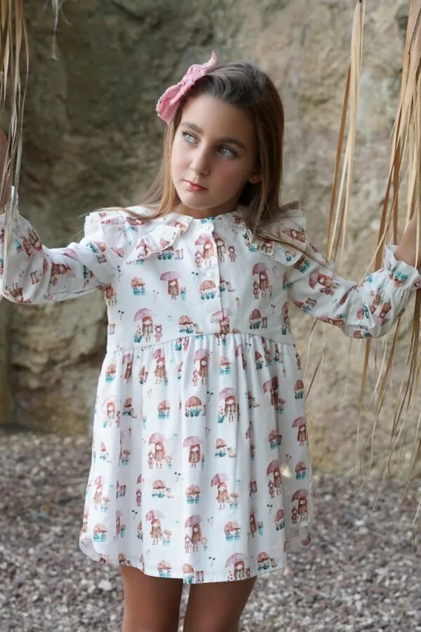 niña con vestido divertido