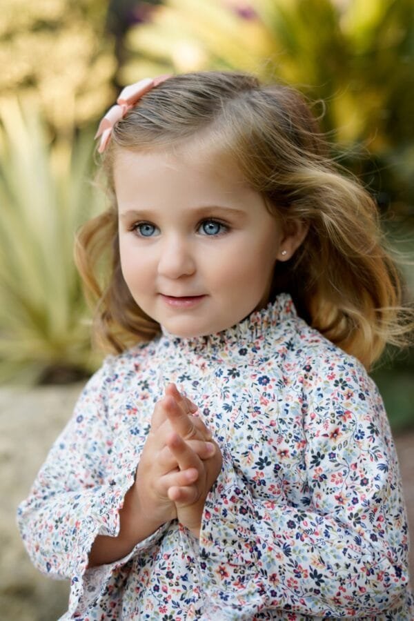niña rubia con ojos azules modelo infantil
