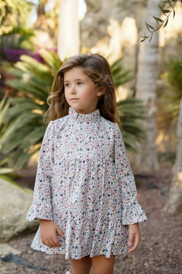vestido de niña blanco con estampado de flores